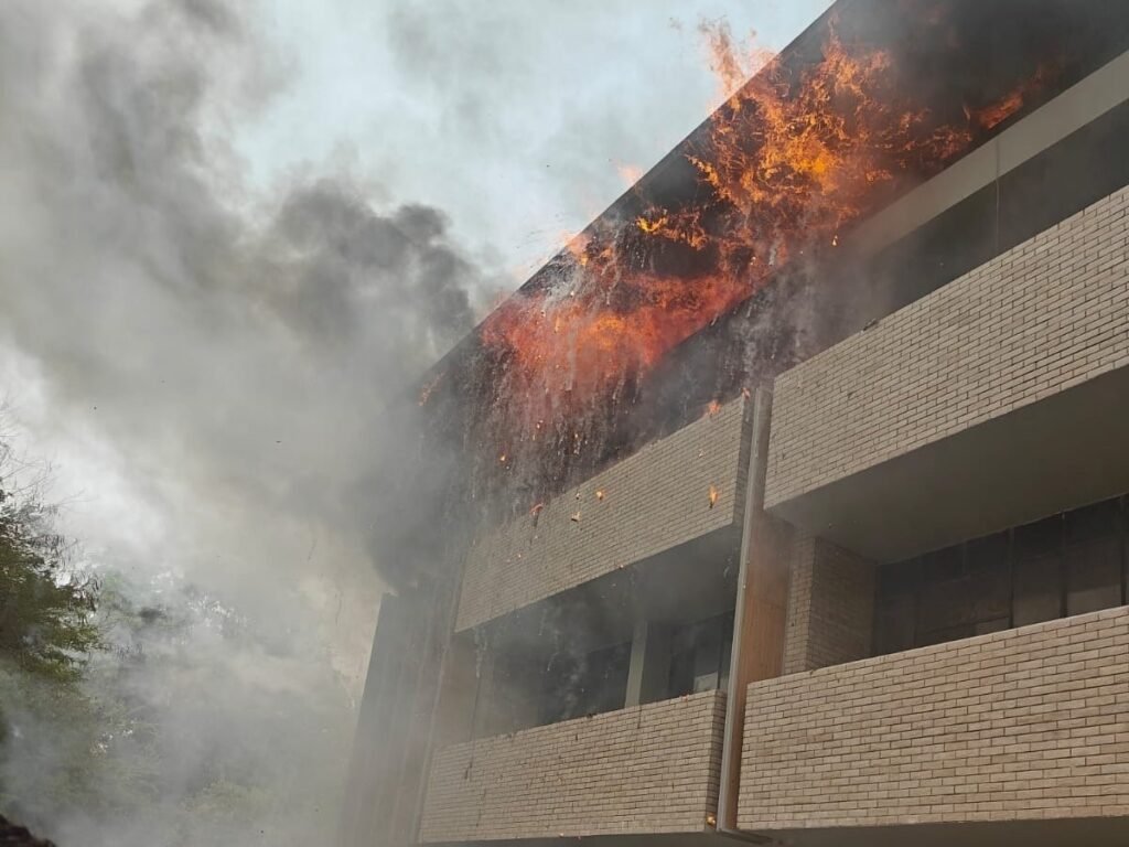 fire_broke_out_in_Jaipuria_Colle