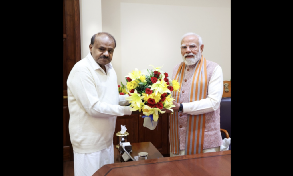 केंद्रीय-मंत्री-एच-डी-कुमारस्वामी-के-साथ-पीएम-मोदी-1536x921