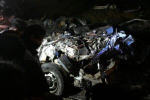 15 dead in Bolivian plane crash on highway