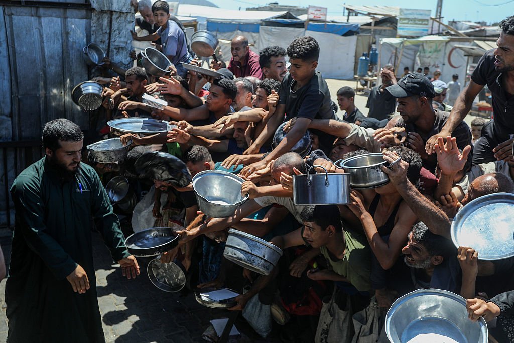 Hot meals distributed to displaced Palestinians in Gaza